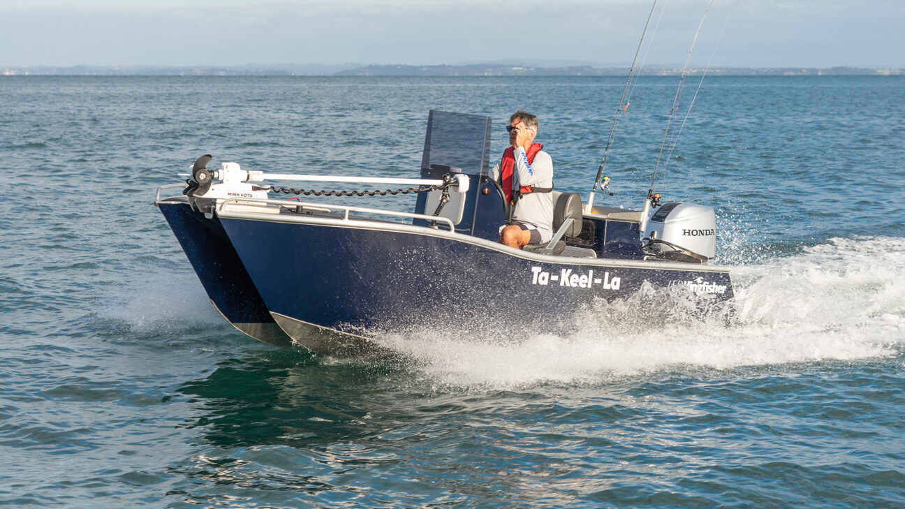 Kingfisher 450 Centre Console Powercat