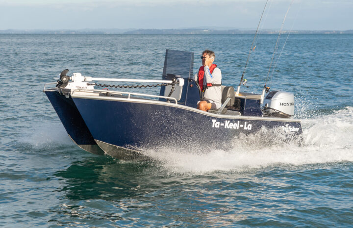 Kingfisher 450 Centre Console Powercat